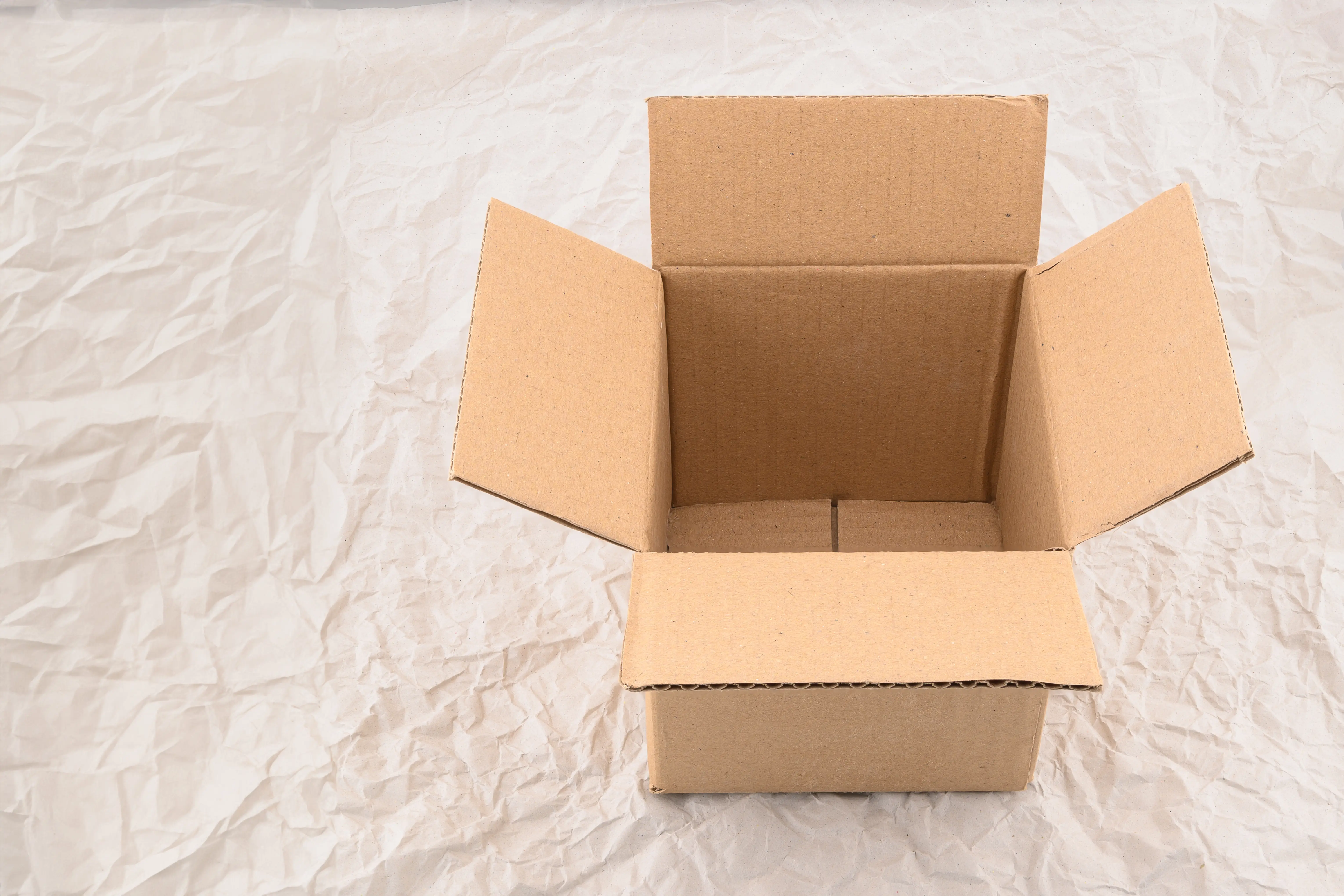 Jak złożyć karton klapowy krok po kroku – praktyczny poradnik dla każdego