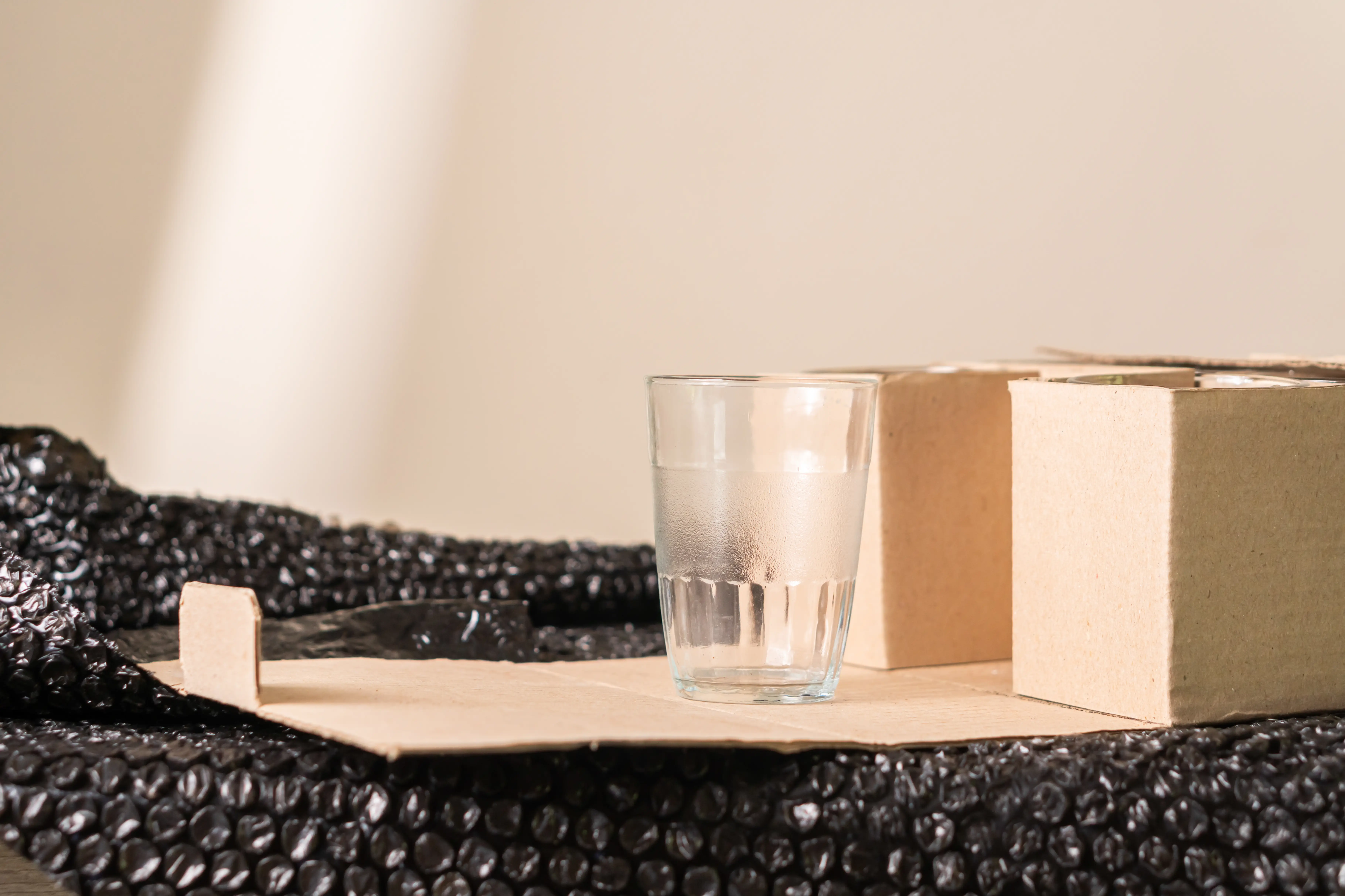 Jak złożyć karton przeprowadzkowy krok po kroku i zabezpieczyć zawartość